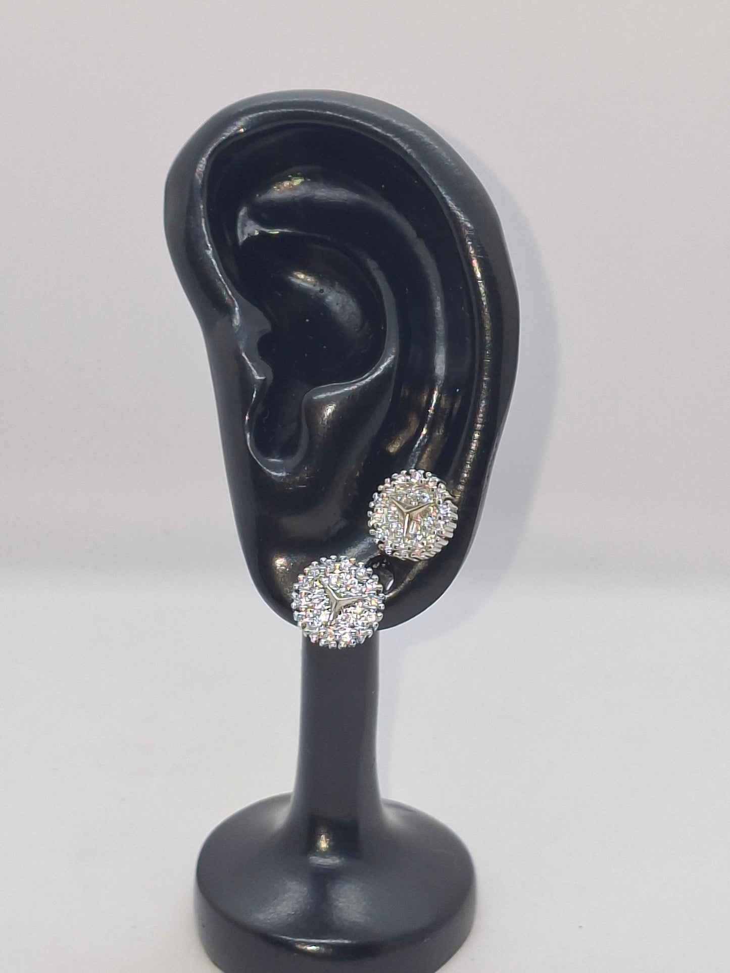 Silver High-Sparkle Round Crystal Stud Earrings – Premium Shine Design (DSE-GSQ-04)